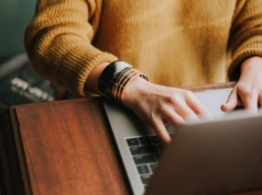 Platformy handlowe coraz częściej punktem startowym zakupów online - Allegro na czele