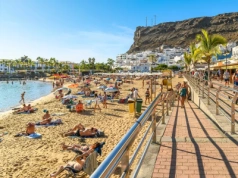 Turystów odstrasza wielka plama. Zamknięto plaże i zakazano kąpieli