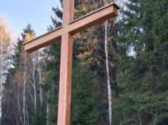 Haniebne zniszczenie krzyża. Mieszkańcy są wściekli. TO zostało z drewnianej konstrukcji