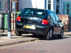 Zakaz parkowania na chodnikach w Irlandii Północnej