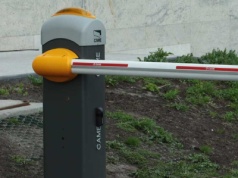 Płaci za kartę parkingową, a ochrona otwiera szlaban dla każdego. "Naciąganie ludzi"