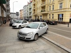 Mandat to nie wszystko. Parkujesz na chodniku i... samochodu już nie ma