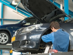 Siedem szkodliwych przyzwyczajeń kierowców. Mechanik już zaciera ręce