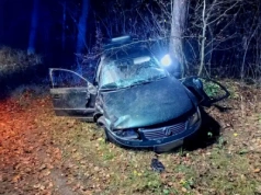 2,5 promila za kierownicą. Świadek uratował pijanego kierowcę po zderzeniu z drzewem