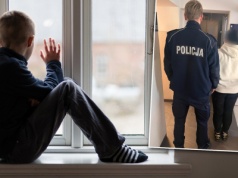 7-latek siedział na balkonie w samej bieliźnie. W domu dokonali szokującego odkrycia