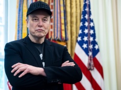 Elon Musk tańczy na scenie. Pakiet płacowy, jakiego świat nie widział