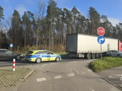 Kolizja na ul. Płoskiego – 18-latka wjechała pod ciężarówkę