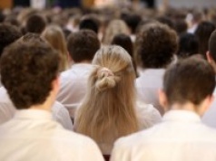 Tajemnicze zasłabnięcie na szkolnym apelu. Dwójka dzieci w szpitalu