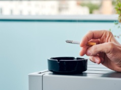 Czy można palić na balkonie? Sprawdź, czy to jest legalne. Mandat za palenie papierosów na balkonie