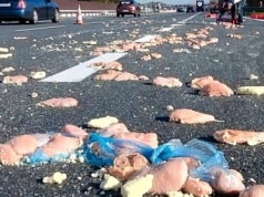 Mrożone mięso na autostradzie. Zderzenie na A4 przed bramkami w Balicach (Galeria)