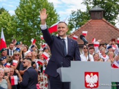 Karol Nawrocki przekazał rękawice bokserskie z podpisem na licytację na rzecz Marszu Niepodległości