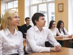 Klasa średnia rezygnuje z publicznej edukacji. Czy szkoły prywatne powinny otrzymywać dotacje?