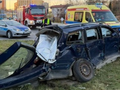 Kraków. Po zderzeniu z tramwajem z auta nic prawie nie zostało