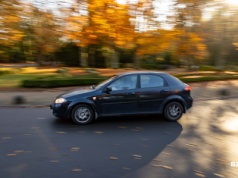 Samochody na Cmentarzu Centralnym. 