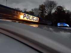 Zobaczył policjantów i zaczął strzelać. Uciekł do lasu