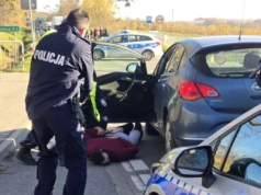 Napad na wartownika. Trzech napastników, pościg i blokada dróg