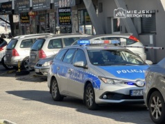 Zuchwały napad we Włochach. Skradziono ponad 100tys złotych. Sprawca przyjechał hulajnogą