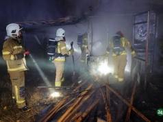 Pożar pustostanu. Utrudniony dojazd na miejsce akcji – foto