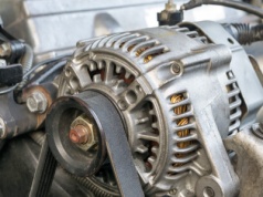 Po czym poznać, że pasek klinowy jest do wymiany? Nie lekceważ tych sygnałów