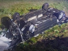 Dachowanie opla na DK305. Trzech młodych mężczyzn wypadło z auta – wszyscy byli nietrzeźwi