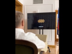 Polityka „z rolki”. Tusk będąc w pracy je popcorn i ogląda swój ulubiony film „Gwiezdne wojny. Powrót Jedi”