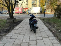 Skuter zaparkowany na środku chodnika pod żłobkiem blokował przejście. Straż Miejska po trzech dniach stwierdziła brak pojazdu. 