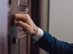 Przychodzą do domów i udają kontrolerów. Jest ostrzeżenie, lepiej im nie otwierać