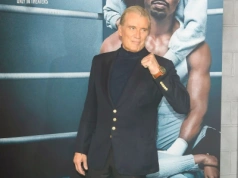 Ma 69 lat, bicepsy, których mu pozazdrościsz i młodszą żonę. „On się nie starzeje”