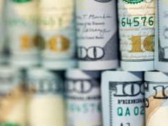 Euro odbija, dolar traci – rynki reagują na chaos w USA. Prognoza EUR/USD