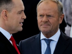 Starcie Nawrockiego z Tuskiem i co najmniej cztery wersje zdarzeń