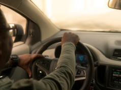 Zatrzymał cały ruch na drodze, bo... chciał nakrzyczeć na kierowcę Ubera. 