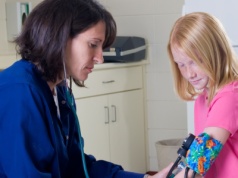 Pielęgniarki przeciwne opiekunom w szkołach. Wnioskują o wykreślenie ich z projektu ustawy