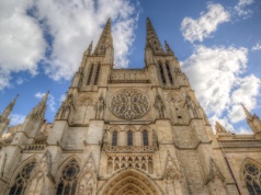 Francja: młode pokolenie księży wraca do tradycji, kapłani zadowoleni z powołania jak nigdy dotąd