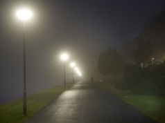 Uważaj tej nocy: może być mgliście i ślisko. IMGW wydał alerty