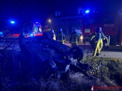 BMW uderzyło w drzewo i dachowało – młoda kobieta trafiła do szpitala