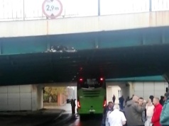 3,5-metrowy FlixBus wjechał pod wiadukt o prześwicie 2,9 m. Kurs z Laponii zakończył się w Krakowie