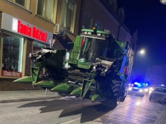 Wjechał kombajnem do miasta. Tłumaczył się, że tak prowadziła go nawigacja