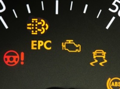 Zaświeciła się ta kontrolka? Najgorsze, co możesz zrobić, to się zatrzymać