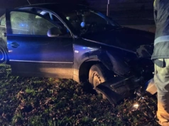 Kompletnie pijany kierowca volkswagena rozbił się na rondzie