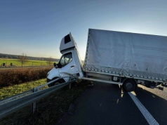 Samochód dostawczy rozbił się na trasie S5 i przełamał „na pół”