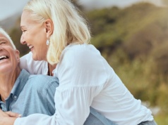 Jak obniżyć poziom stresu po 50? Zaskakujące wyniki badań nad szczęściem