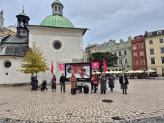 Drastyczne banery na Rynku Głównym. Mieszkańcy pytają: czy to w ogóle legalne? (Galeria,Video)