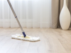 ​Już nigdy nie kupisz płynu do podłóg. Patent na lśniące panele za kilka groszy