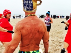 Morsy z Ustki rozpoczęły sezon zimowych kąpieli. „Czekaliśmy na to pół roku”