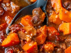 Gulasz wołowy z dynią i suszonymi pomidorami