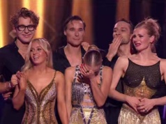 Odepchnęła partnera i ruszyła na scenę. Łzy spływały jej ciurkiem