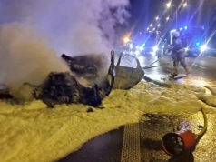 Pożar samochodu na A4 pod Wrocławiem. Pojazd spłonął doszczętnie, kierowcy utknęli w korku.