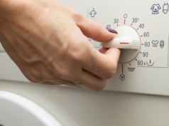 Mnóstwo osób źle ustawia pralkę. Najpopularniejsza temperatura prania nie ma sensu