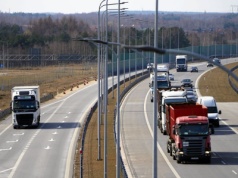 Kierowcy wreszcie odetchną? Ministerstwo rozważa wprowadzenie znaków pomagających w zachowaniu odstępu