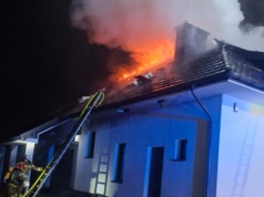 Pożar domu pod Warszawą. Z ogniem walczyło 9 zastępów straży pożarnej. Podczas akcji gaśniczej doszło do zerwania dachu. Ranny strażak